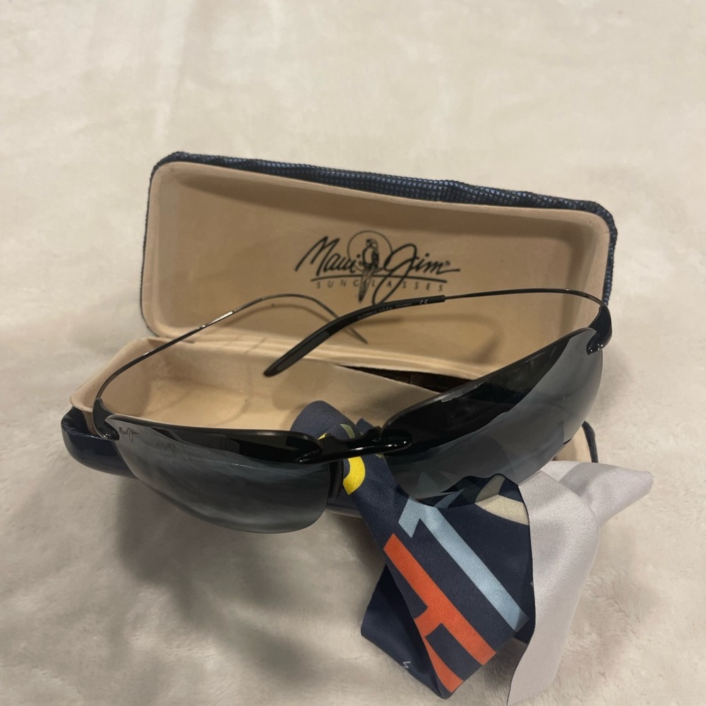 Maui Jim Black Sunglasses with Case